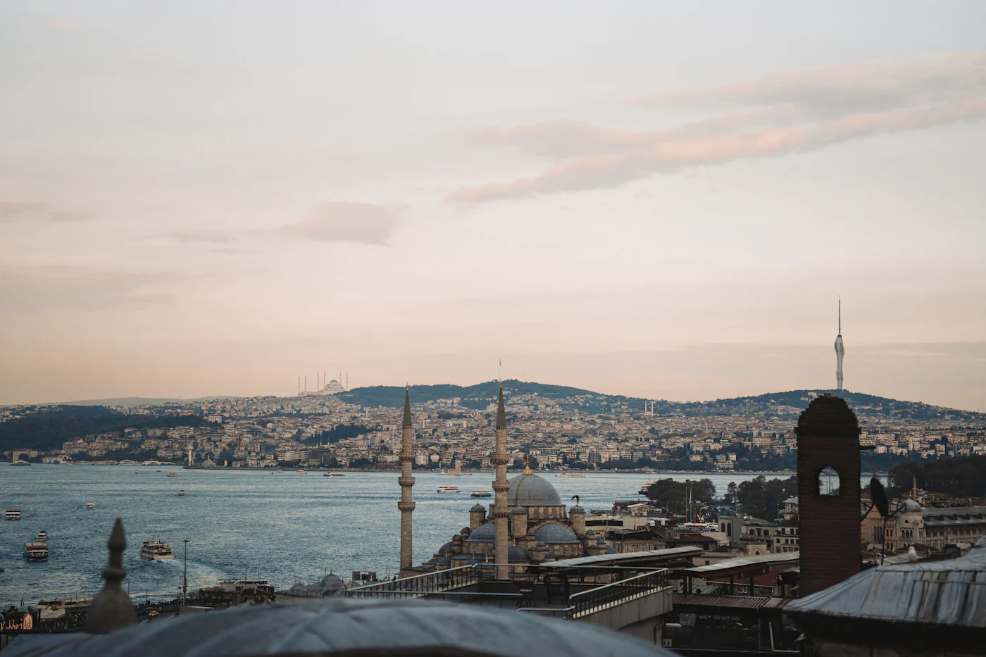 Skyline di Istanbul con moschee affacciate sul Bosforo